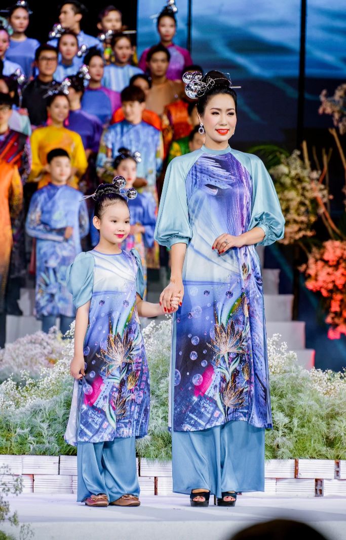NSƯT Trịnh Kim Chi cùng con gái út Ánh Vy lần đầu diễn thời trang 1 NSƯT Trịnh Kim Chi cùng con gái út Ánh Vy lần đầu diễn thời trang