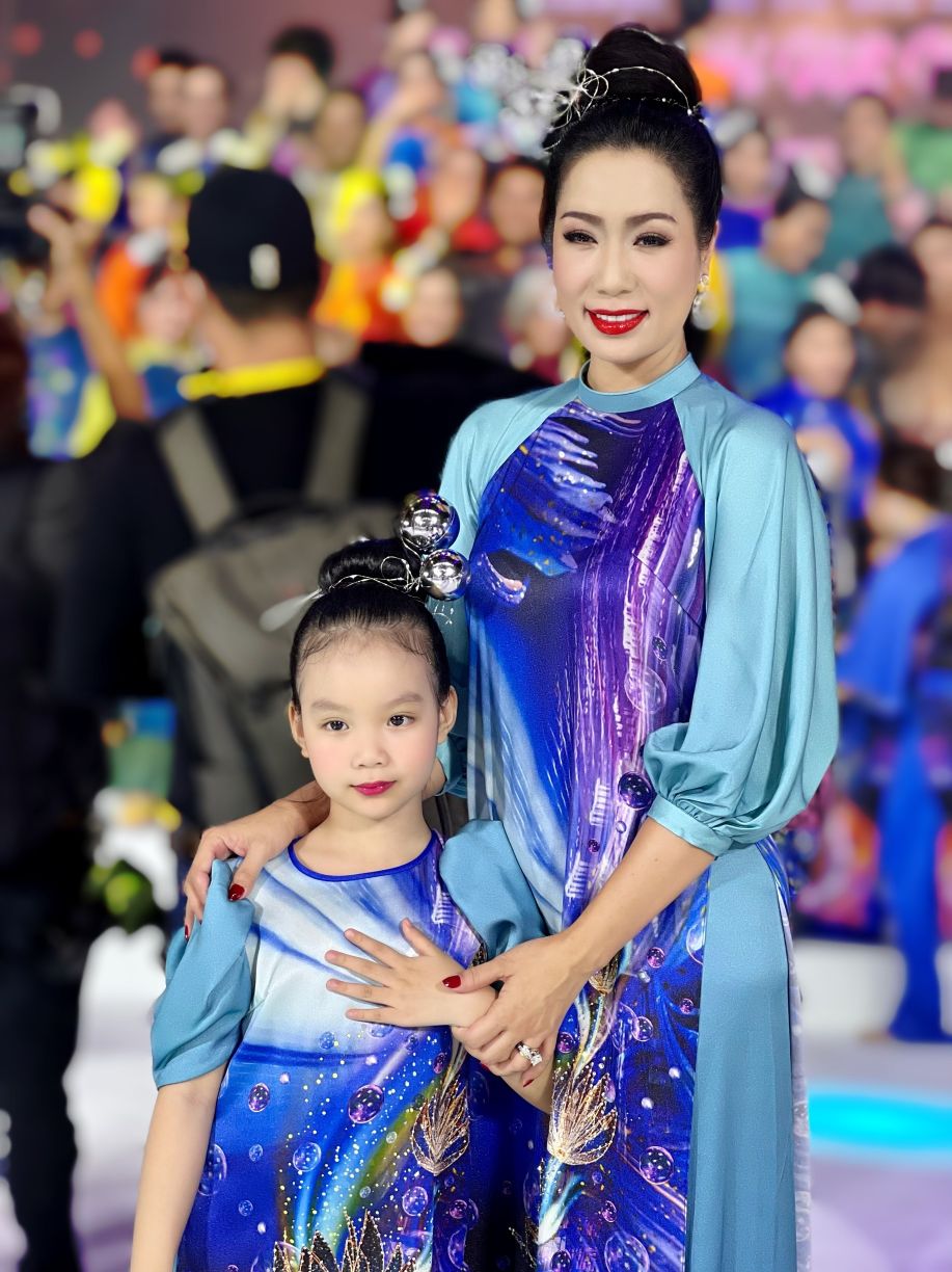 NSƯT Trịnh Kim Chi cùng con gái út Ánh Vy lần đầu diễn thời trang 2 NSƯT Trịnh Kim Chi cùng con gái út Ánh Vy lần đầu diễn thời trang
