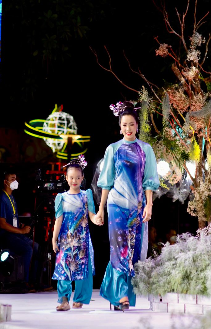 NSƯT Trịnh Kim Chi cùng con gái út Ánh Vy lần đầu diễn thời trang 5 NSƯT Trịnh Kim Chi cùng con gái út Ánh Vy lần đầu diễn thời trang