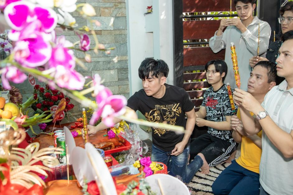 quang ha 3 Quang Hà cúng Tổ nghiệp tại nhà riêng, đông đảo nghệ sĩ tham dự