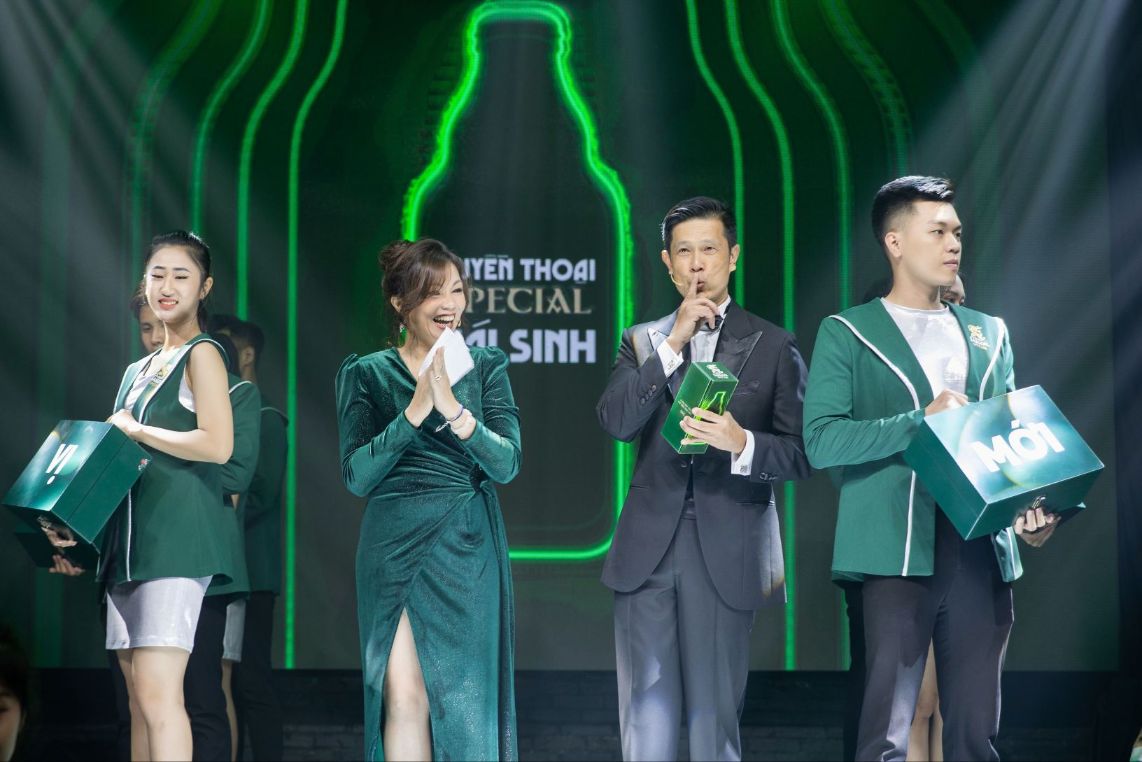 Ông Bennett Neo Tổng Giám đốc SABECO và bà Venus Teoh Kim Wei Phó Tổng Giám đốc phụ trách Marketing của SABECO cùng bật mí phiên bản mới của Bia Saigon Special Huyền thoại bia Saigon Special tái xuất với vị bia đột phá trong diện mạo mới
