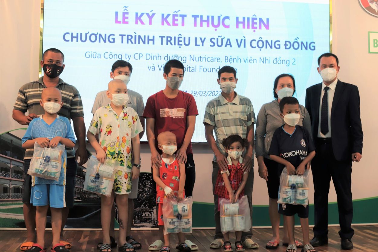 Ông Nguyễn Thành Sỹ trao tặng sữa Leanmax Hope cho các bệnh nhi và gia đình các em VinaCapital Foundation mở rộng chương trình Triệu ly sữa vì cộng đồng