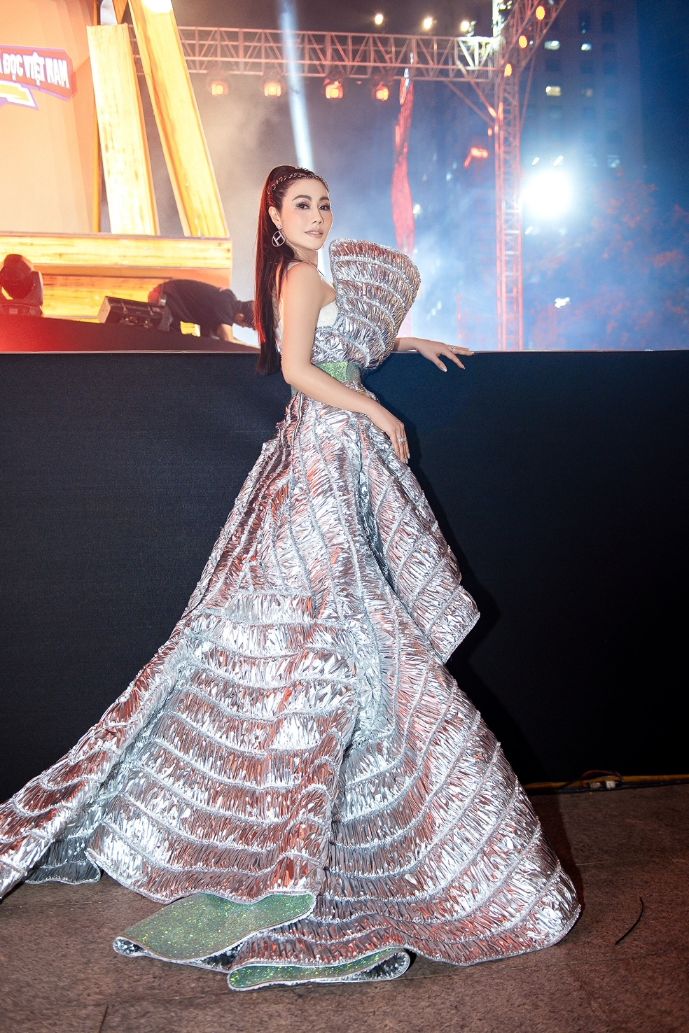 Hoa hậu Đào Ái Nhi 1 Hoa hậu Đào Ái Nhi đầy tự tin khi lần đầu làm vedette trình diễn thời trang