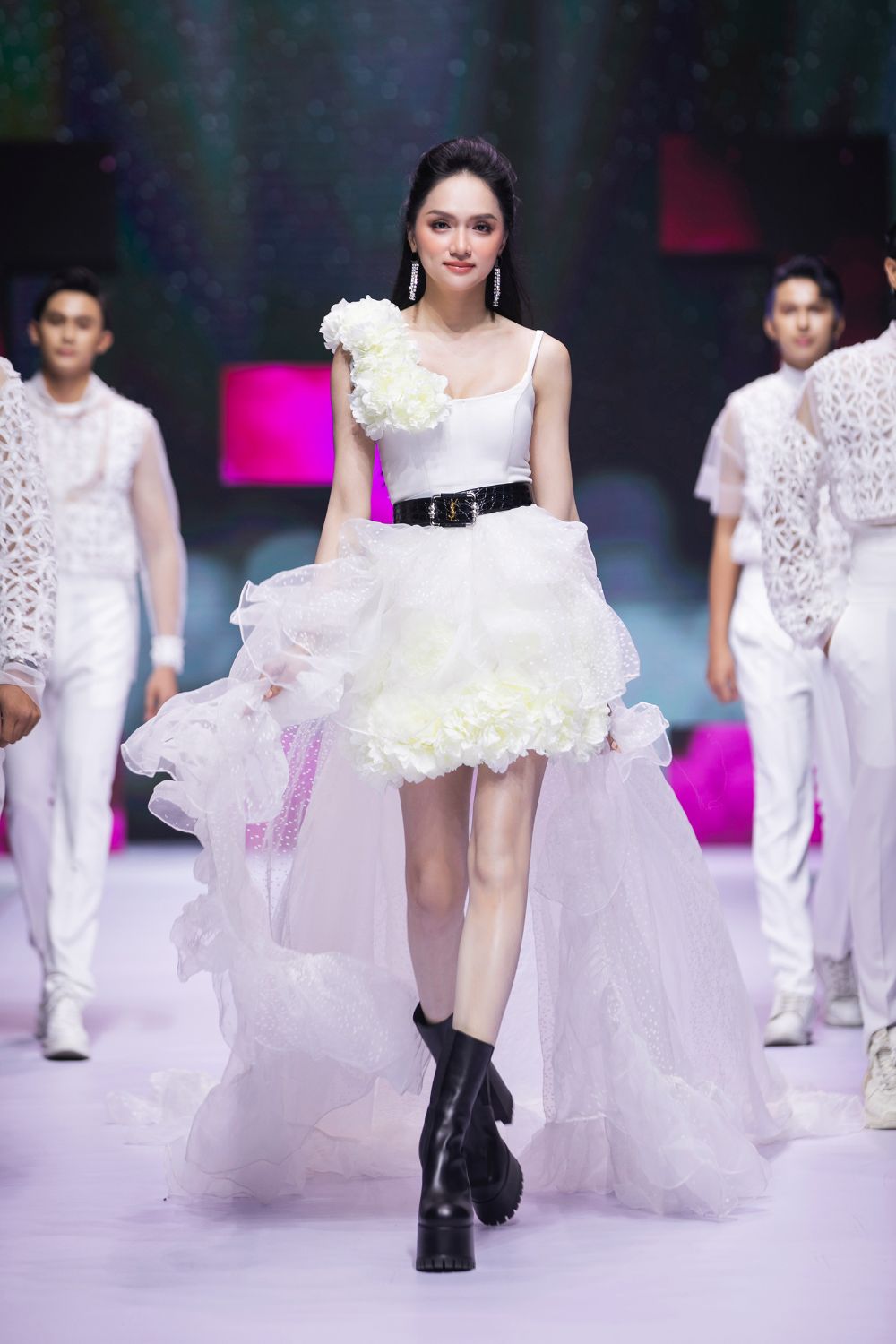 Hương Giang là vedette cho nhà thiết kế Trương Thanh Long Cưng xỉu với màn diễn thời trang của con gái Khánh Đơn   Huỳnh Như