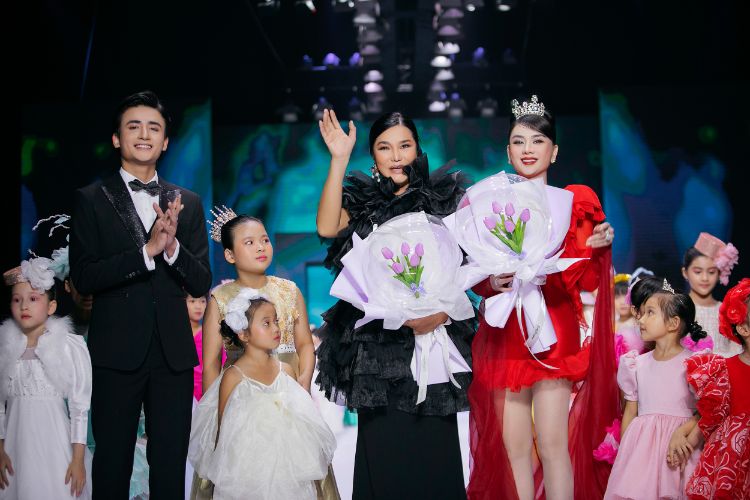 Lâm Khánh Chi diễn vedette cho thương hiệu Cindy for Kids của cô Cindy Xuân Lan cùng các học trò kết màn Tuần lễ thời trang trẻ em Việt Nam