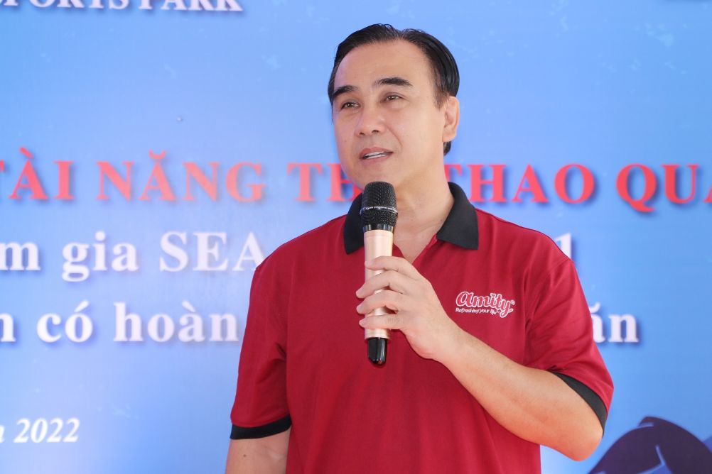 MC Quyen Linh cung Amity lam tu thien 1 MC Quyền Linh trao học bổng động viên vận động viên Sea Games 31