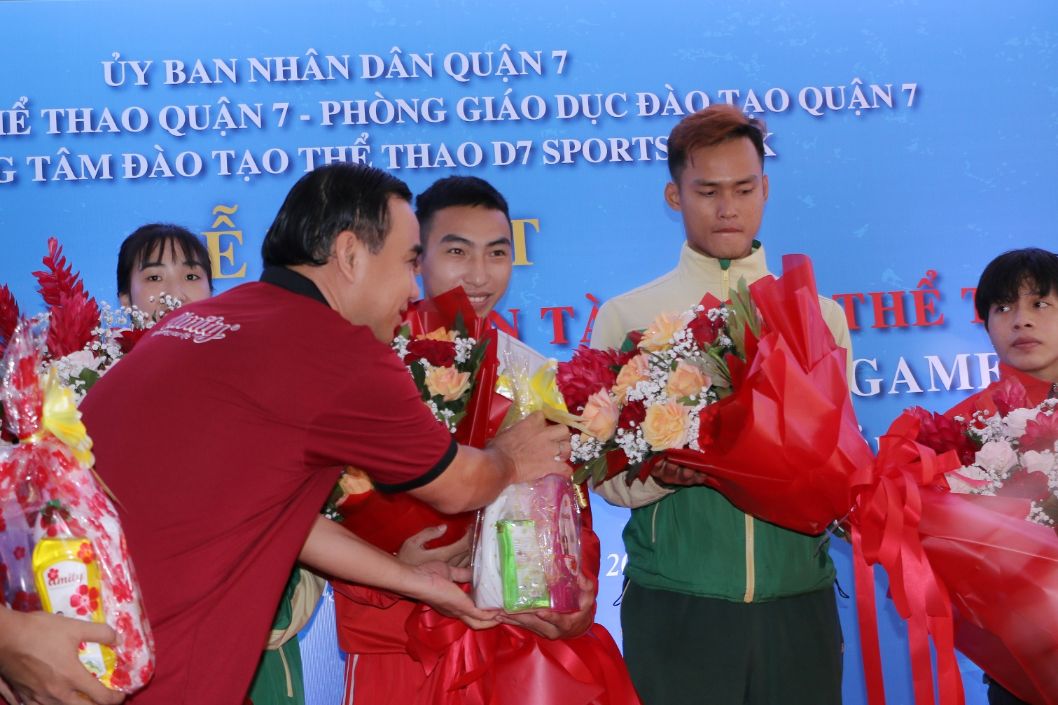 MC Quyen Linh cung Amity lam tu thien 2 MC Quyền Linh trao học bổng động viên vận động viên Sea Games 31