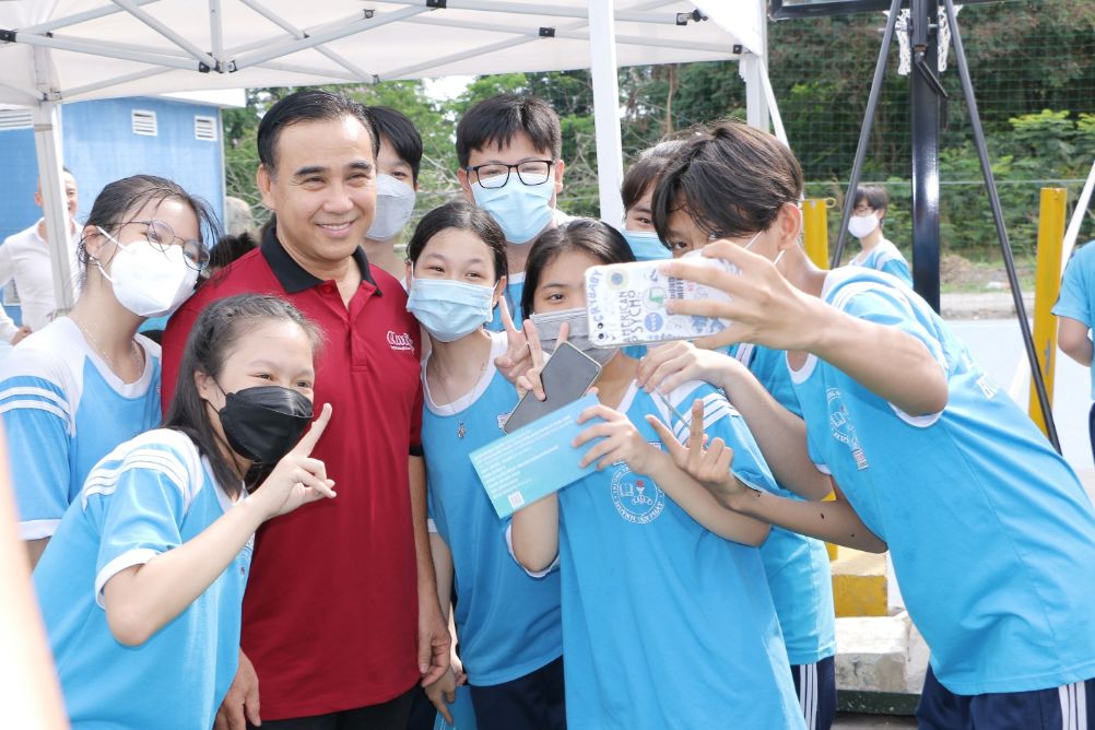 MC Quyen Linh cung Amity lam tu thien 4 MC Quyền Linh trao học bổng động viên vận động viên Sea Games 31