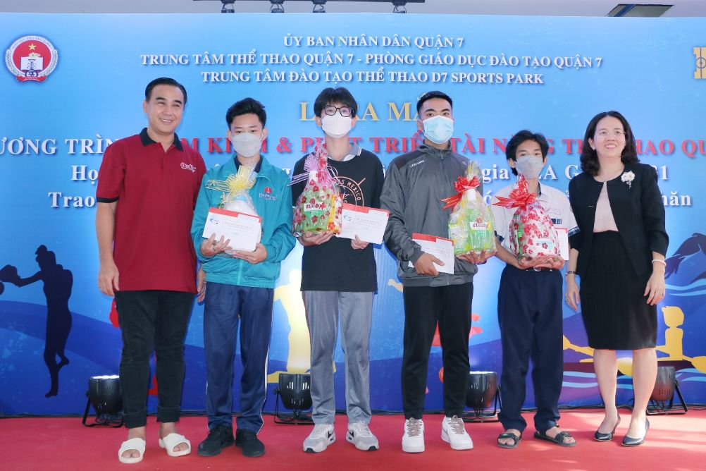 MC Quyen Linh cung Amity lam tu thien 5 MC Quyền Linh trao học bổng động viên vận động viên Sea Games 31