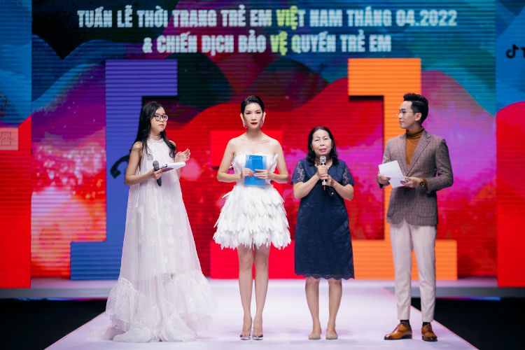 Minh Anh làm MC show VJFW Xuân Lan cùng các học trò kết màn Tuần lễ thời trang trẻ em Việt Nam
