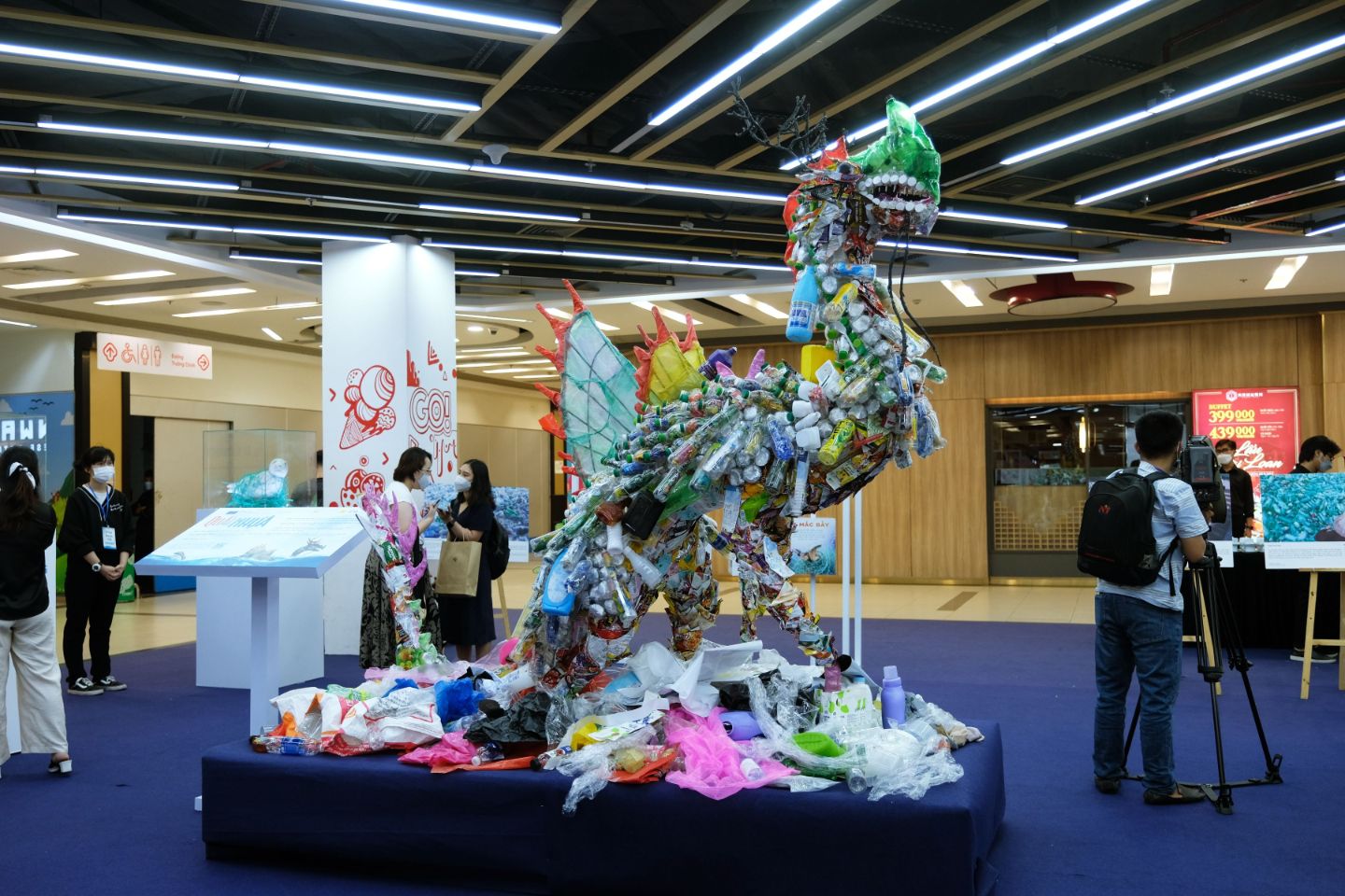Mô hình trưng bày  Quái Nhựa  Mô hình Quái Nhựa: Lời cảnh báo về tình trạng ô nhiễm rác thải nhựa