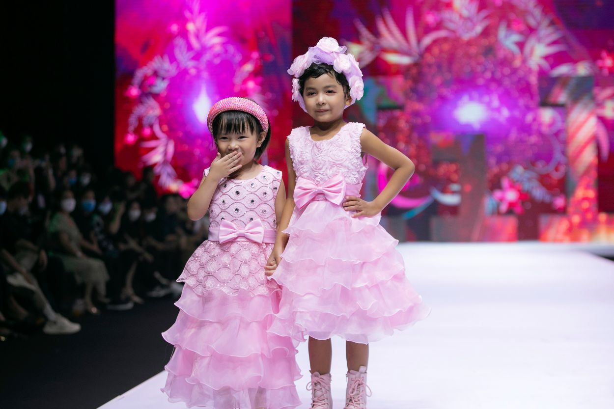 Sóc Linh Đan làm vedette thương hiệu thời trang Vicky Princess2 Cưng xỉu với màn diễn thời trang của con gái Khánh Đơn   Huỳnh Như