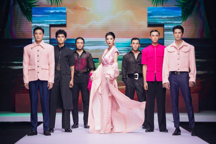 Xuân Lan và 6 quý ông của team TNG làm vedette cho NTK AnST Xuân Lan cùng các học trò kết màn Tuần lễ thời trang trẻ em Việt Nam