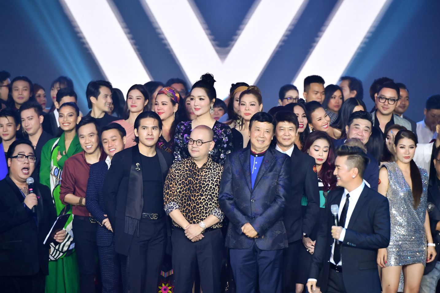 dam vinh hung 1 1 Hơn 80 nghệ sĩ đình đám mừng Đàm Vĩnh Hưng ra mắt MV và công ty mới