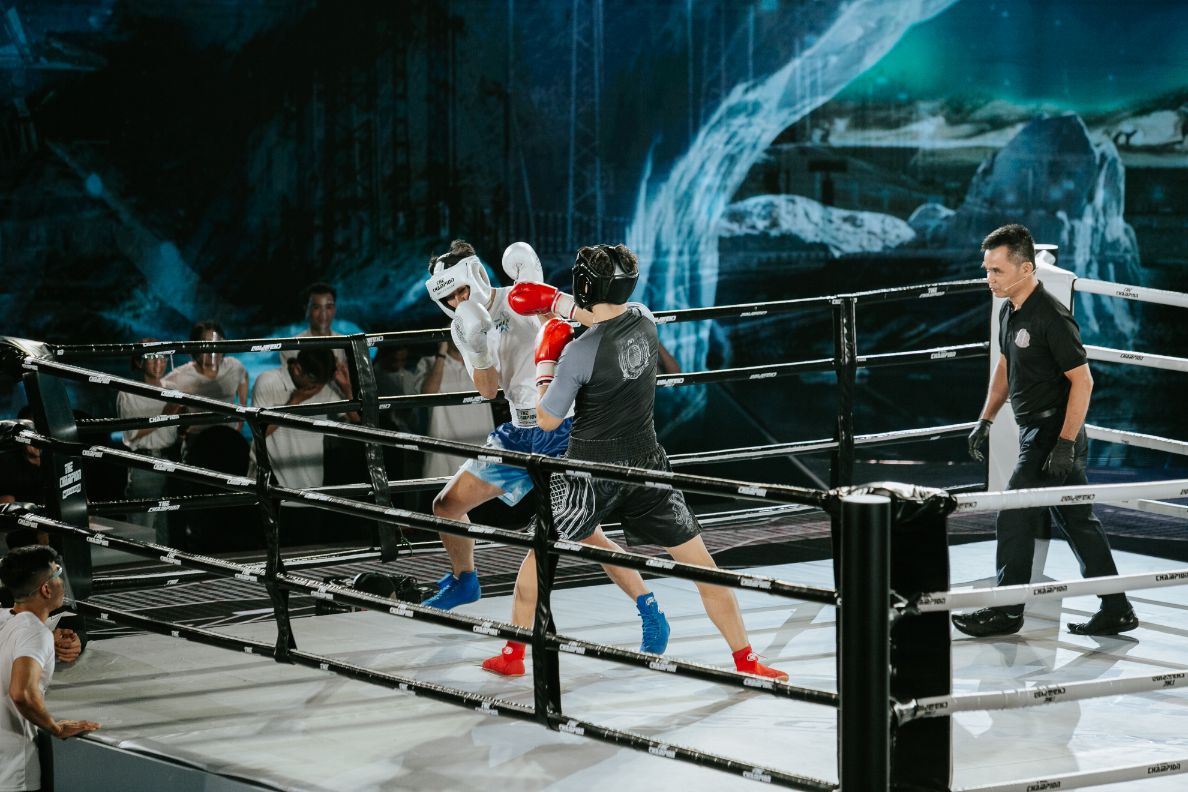 vu thanh a 1 Hạ Xuân Phúc trên sàn đấu boxing The Champion, diễn viên Hiếu Nguyễn có hành động đẹp