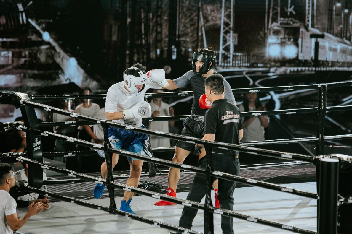 vu thanh a 2 Hạ Xuân Phúc trên sàn đấu boxing The Champion, diễn viên Hiếu Nguyễn có hành động đẹp