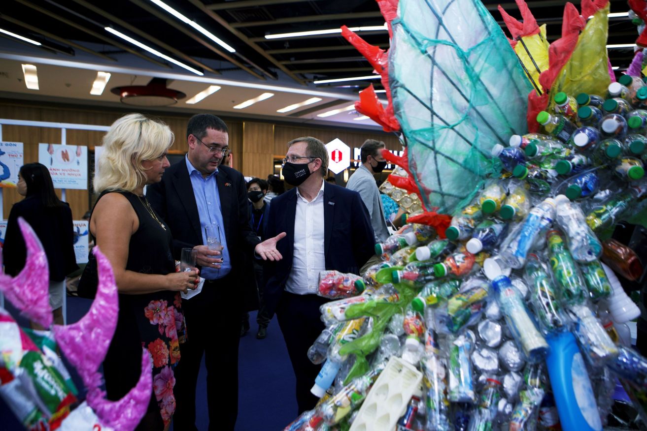 Đại diện ngoại giao và các đối tác tham quan không gian trưng bày mô hình  Quái Nhựa  Mô hình Quái Nhựa: Lời cảnh báo về tình trạng ô nhiễm rác thải nhựa