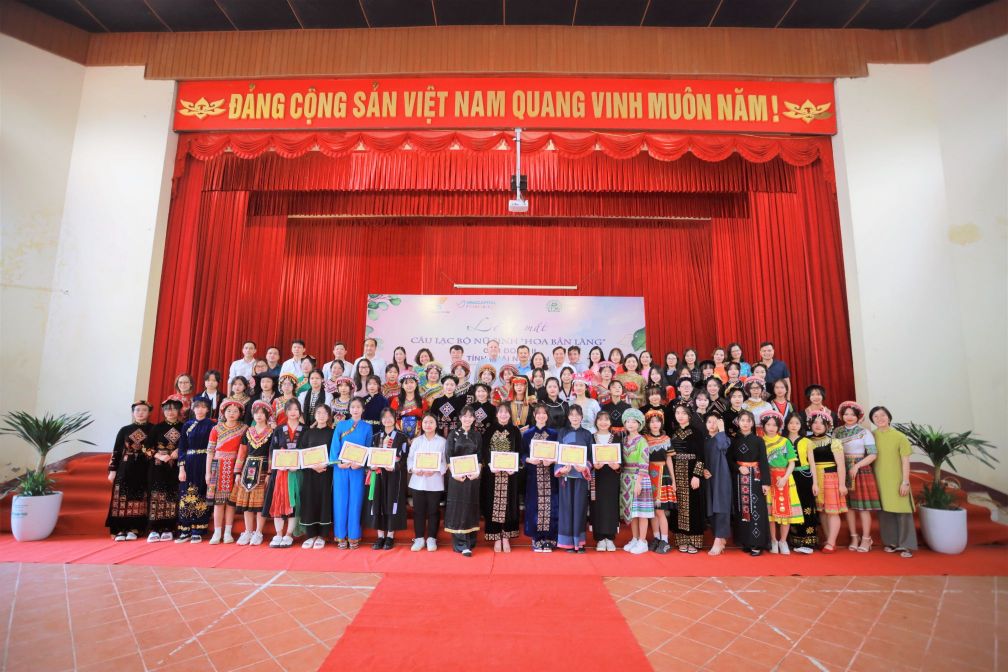 Các khách mời chụp ảnh cùng 60 em nữ sinh tại sự kiện 2 1 VinaCapital Foundation và quỹ học bổng Vừ A Dính triển khai dự án Câu lạc bộ nữ sinh Hoa bản làng