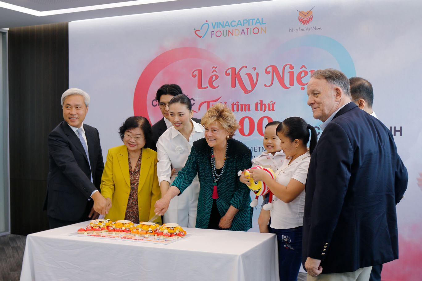 Các vị khách cùng cắt chiếc bánh kỉ niệm cột mốc Nhịp tim Việt Nam kỷ niệm cột mốc trái tim thứ 9.000 được chữa lành