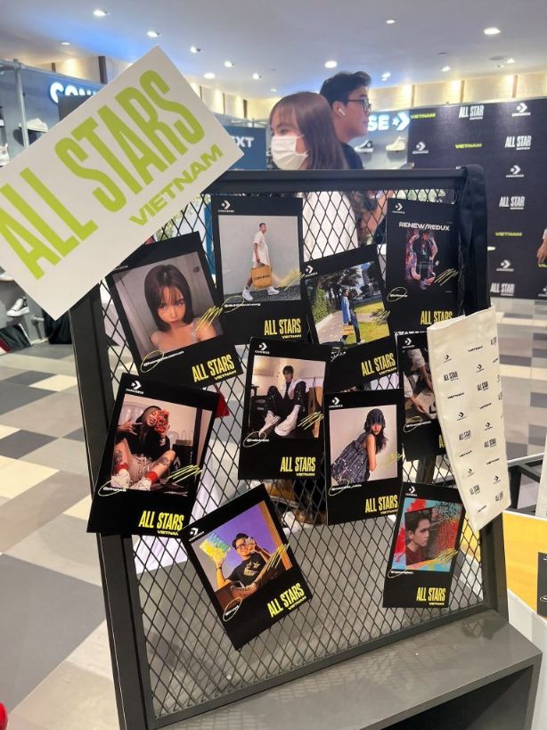 Khu vực trưng bày một vài hình ảnh của các All Stars hoạt động nổi bật trong tháng 5 Converse All Stars   Bùng nổ tinh thần sáng tạo của giới trẻ Việt