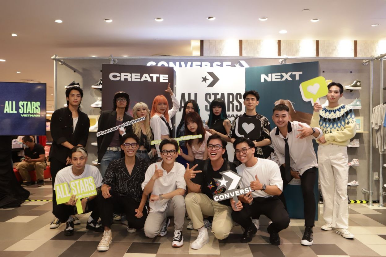 Trong sự kiện vừa qua Converse All Stars Việt Nam tiếp tục trở thành mái nhà chung của thêm 41 gương mặt sáng tạo đầy tài năng trên toàn quốc Converse All Stars   Bùng nổ tinh thần sáng tạo của giới trẻ Việt