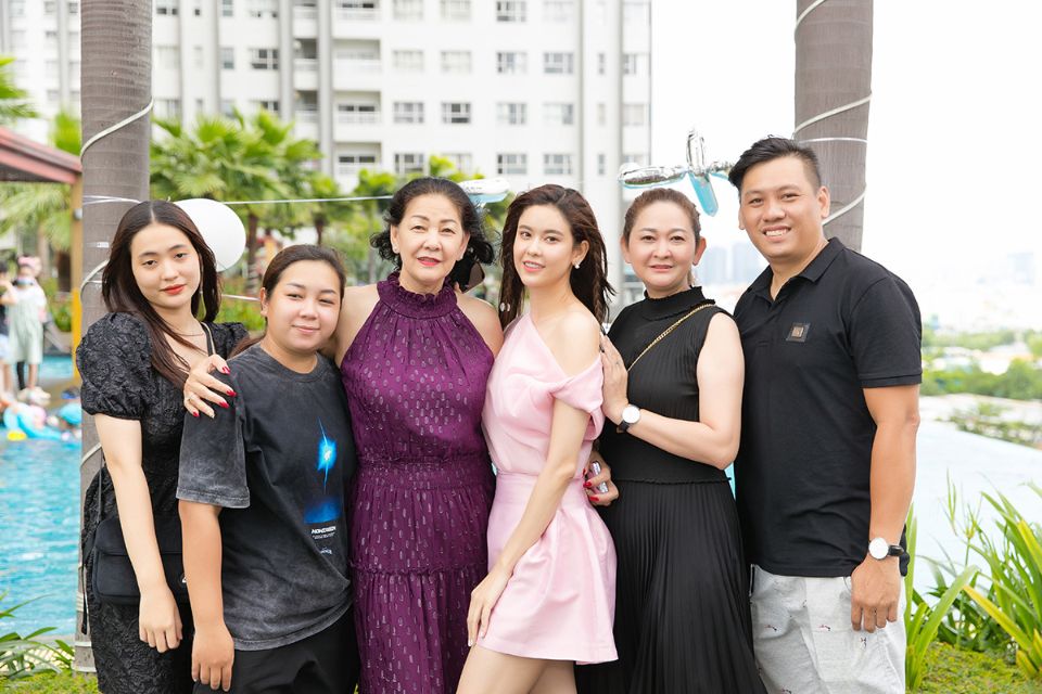 Trương Quỳnh Anh và mẹ áo tím và gia đình4 Khoảnh khắc bình yên của Trương Quỳnh Anh và gia đình sau 7 năm xa cách
