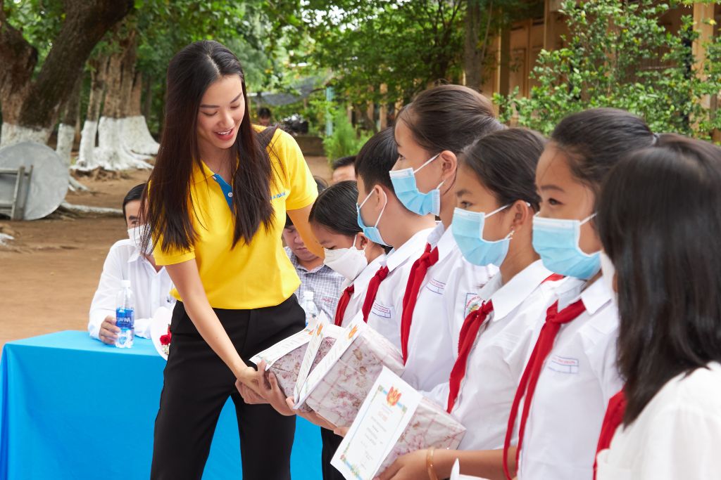 Á hậu Kim Duyên10 Á hậu Kim Duyên trao học bổng cho học sinh tại Bến Tre