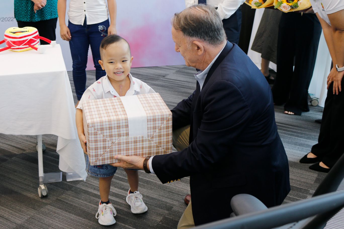 Ông Rad Kivette trao quà cho Thành Danh em bé thứ 9000 của Nhịp tim Việt Nam Nhịp tim Việt Nam kỷ niệm cột mốc trái tim thứ 9.000 được chữa lành