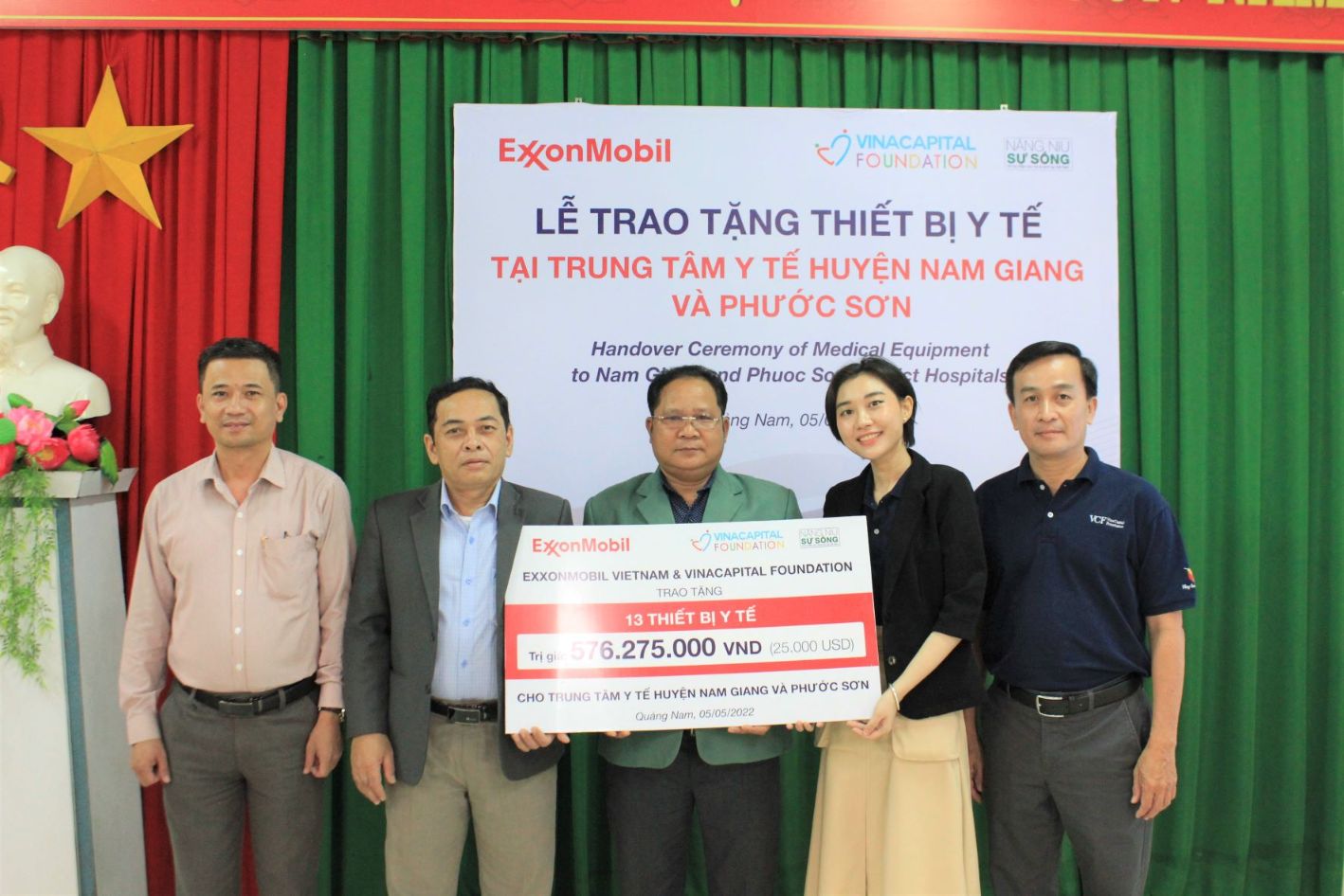 Đại diện VCF trao bảng tài trợ tượng trưng cho đại diện UBND huyện Nam Giang và 2 TTYT 1 ExxonMobil Việt Nam và VinaCapital Foundation trao tặng thiết bị y tế tại Quảng Nam