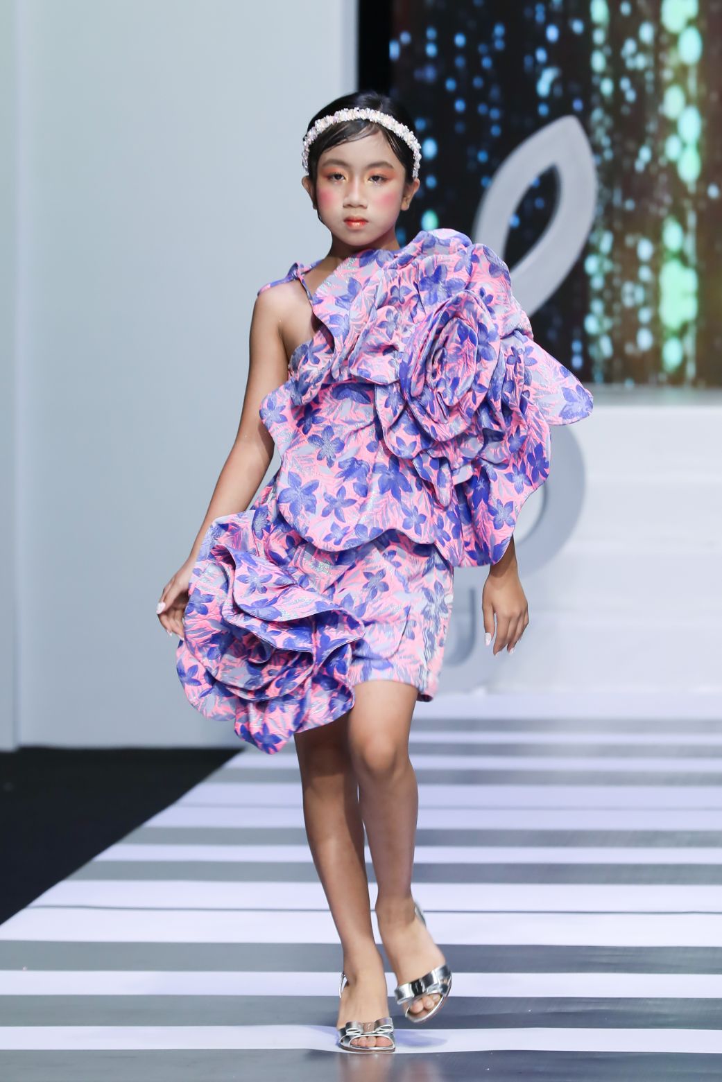Alice Nguyen NTK Phan Quoc An Gần 150 mẫu thiết kế được trình diễn tại Đêm hội mẫu nhí 2022   Fashion Melody