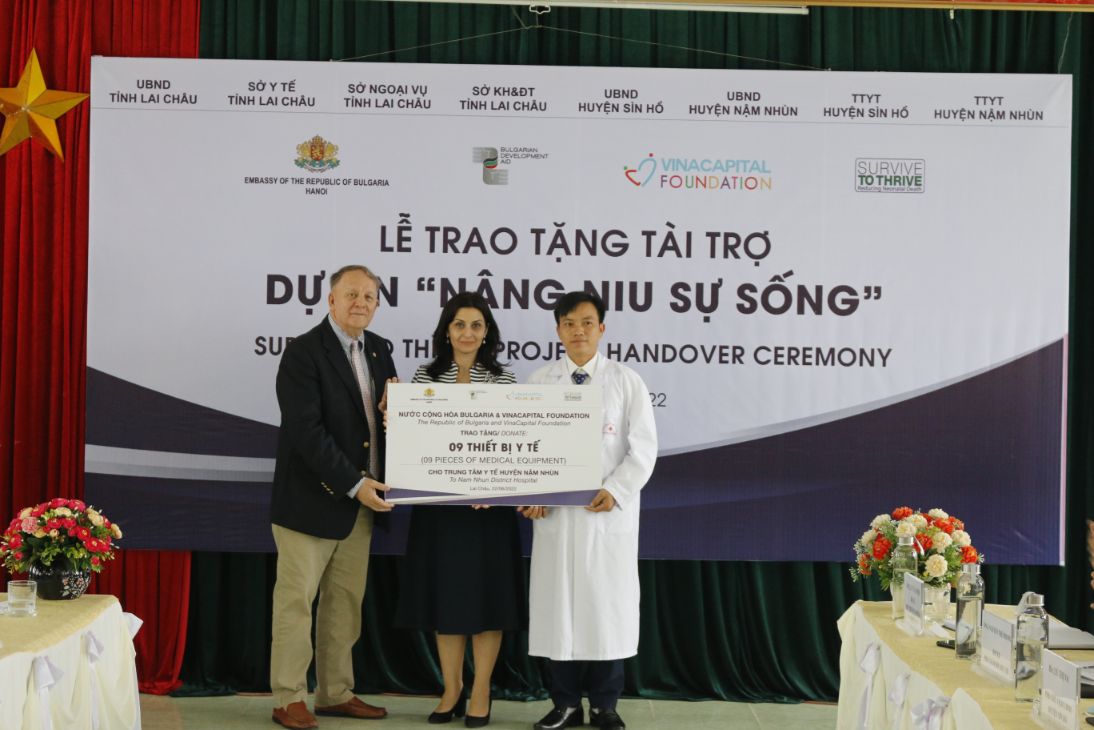 Bà Đại sứ Marinela Petkova và Ông Rad Kivette trao bảng tài trợ tượng trưng cho đại diện TTYT huyện Nậm Nhùn 3 Nước Cộng hòa Bulgaria và VinaCapital Foundation trao tặng thiết bị y tế tại Lai Châu