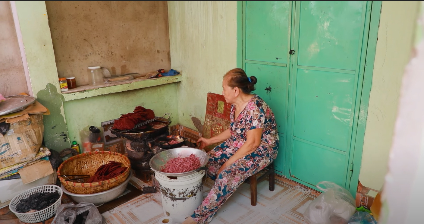 DI HUE 9 Color Man bán 1000 chiếc bánh rế, thu về hơn 90 triệu đồng giúp người phụ nữ nghèo nghị lực