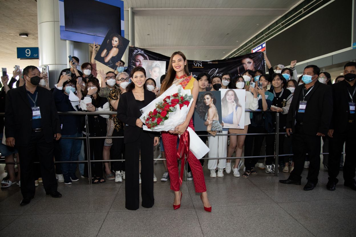 Hoa hậu Hoàn vũ 1 Miss Universe 2018 Catriona Gray đến Việt Nam, fan vây kín chào đón
