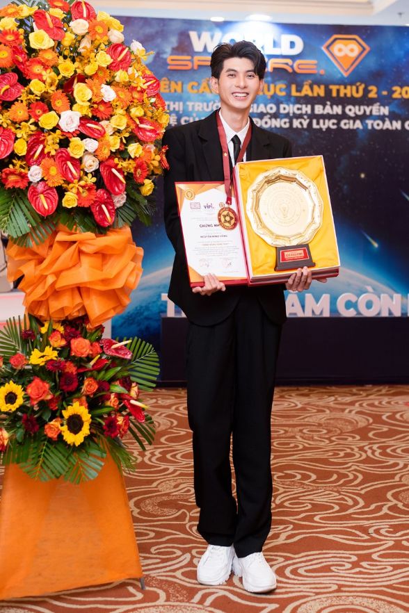 NTK Nguyễn Minh Công 3 1 NTK Nguyễn Minh Công nhận giải Cống hiến Sống bằng sáng tạo do Tổ chức Kỷ lục Việt Nam trao tặng