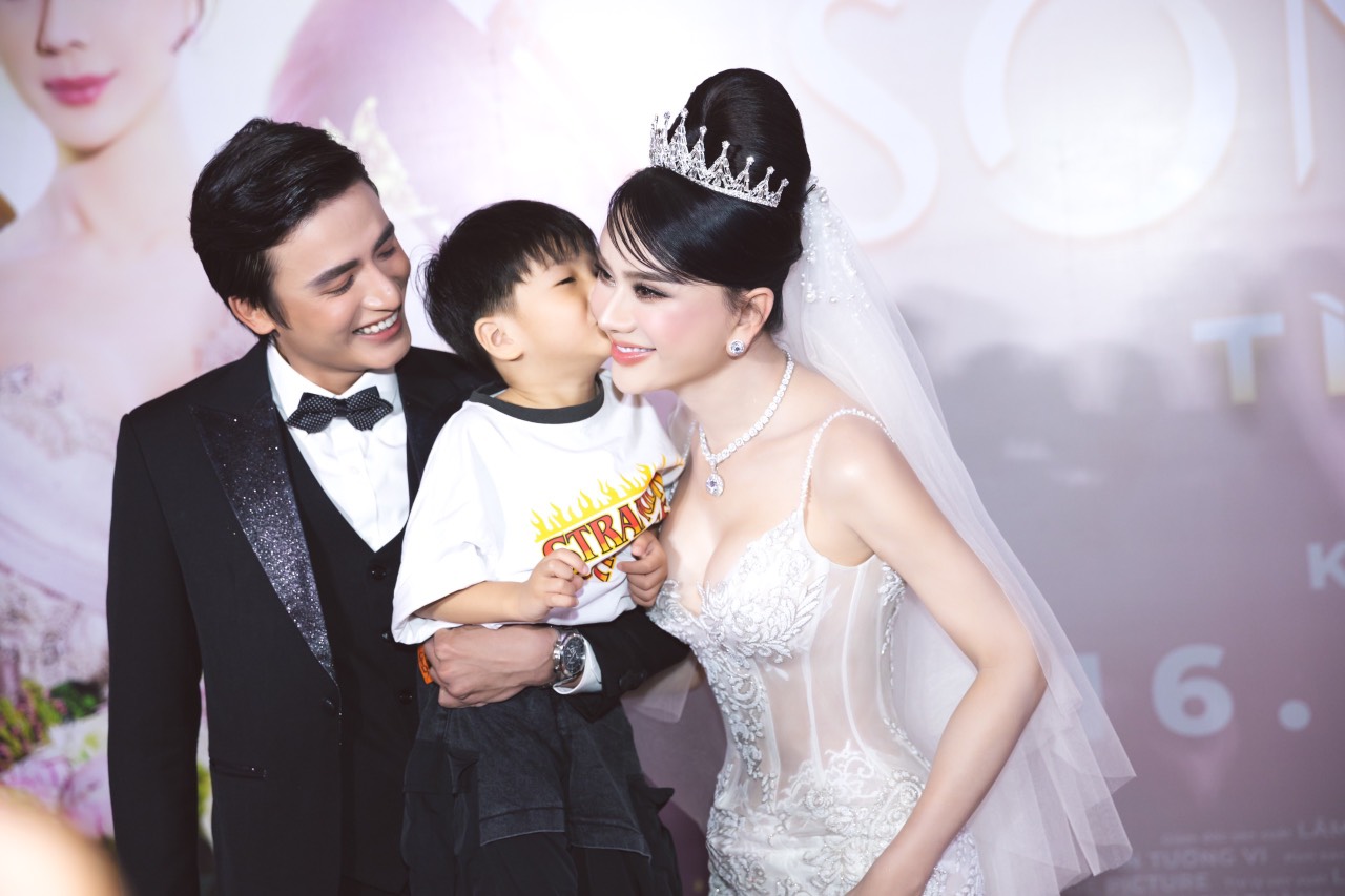Con trai Lâm Khánh Chi cũng xuất hiện chúc mừng mẹ Con trai Lâm Khánh Chi đến chúc mừng mẹ nhân dịp ra mắt web drama 