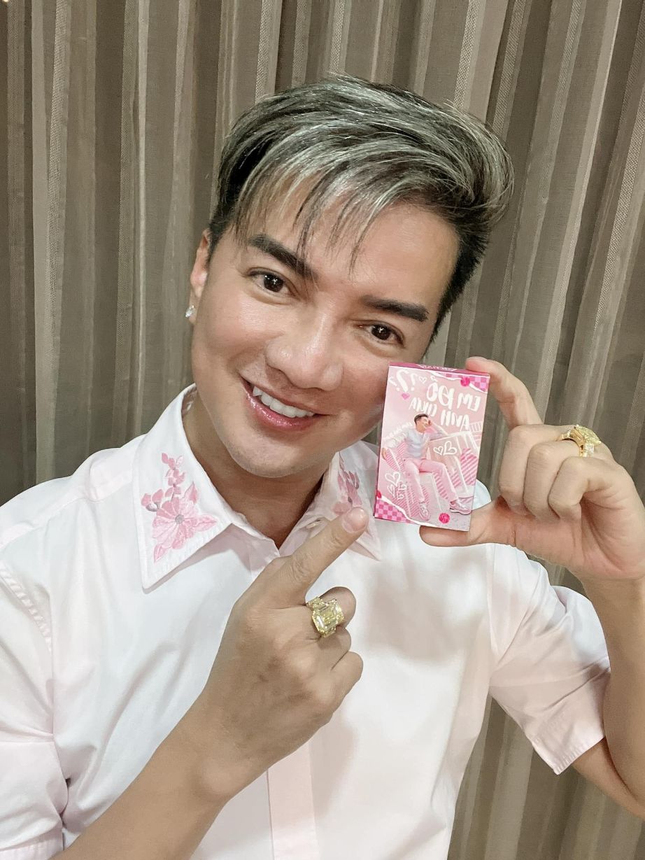 DVH CARD BO GOC Đàm Vĩnh Hưng khiến cộng đồng mạng dậy sóng khi làm card bo góc tặng fan
