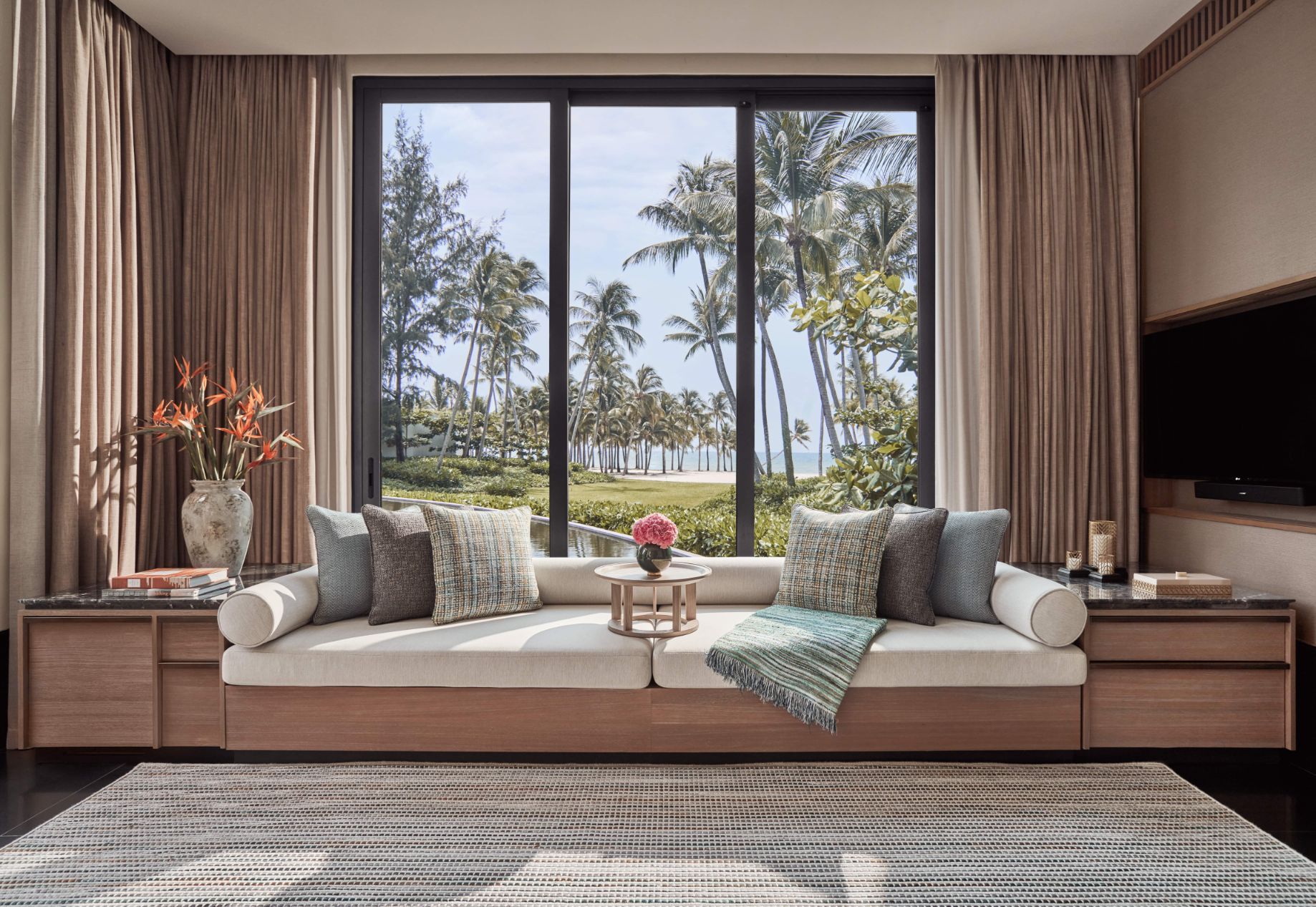 Three Bedroom Lagoon Pool Villa livingroom1 Rời xa bộn bề cuộc sống, trải nghiệm thăng hoa tại Regent Phú Quốc