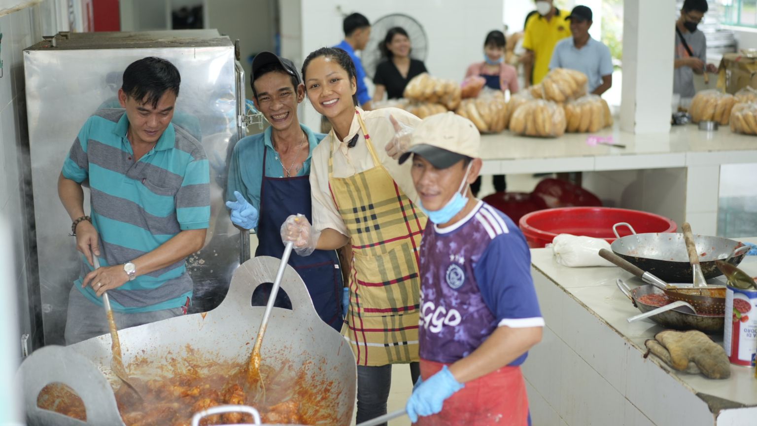 Hoa hậu HHen Niê vào bếp cùng các tình nguyện viên H’Hen Niê, Bảo Ngọc tặng quà, nấu ăn cho bệnh nhân HIV/AIDS
