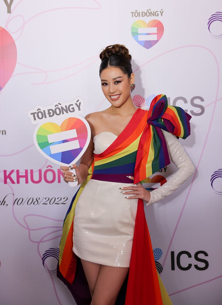 Hoa hậu Khánh Vân 1 Hoa hậu Khánh Vân diện trang phục cảm hứng từ cờ lục sắc, ủng hộ cộng đồng LGBT tại Việt Nam