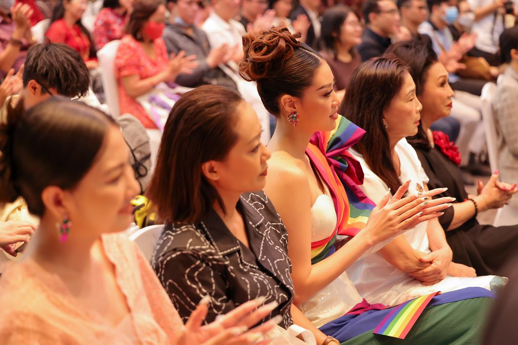 Hoa hậu Khánh Vân 2 Hoa hậu Khánh Vân diện trang phục cảm hứng từ cờ lục sắc, ủng hộ cộng đồng LGBT tại Việt Nam