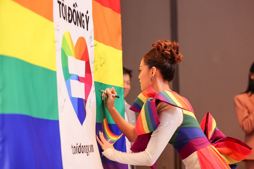 Hoa hậu Khánh Vân 3 Hoa hậu Khánh Vân diện trang phục cảm hứng từ cờ lục sắc, ủng hộ cộng đồng LGBT tại Việt Nam