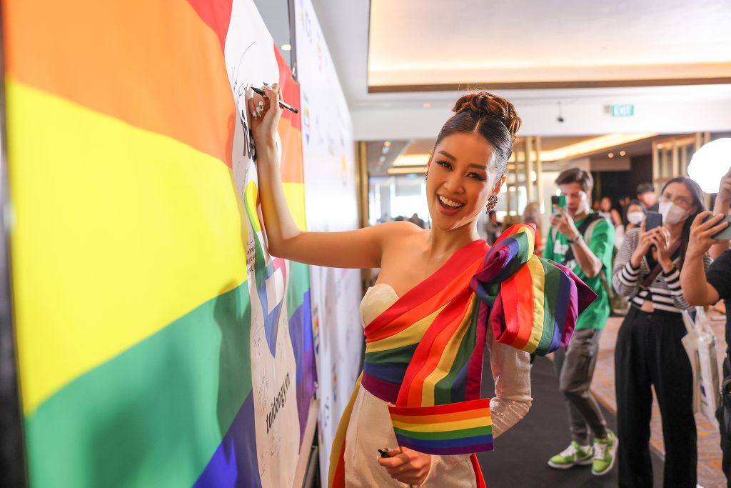 Hoa hậu Khánh Vân 5 Hoa hậu Khánh Vân diện trang phục cảm hứng từ cờ lục sắc, ủng hộ cộng đồng LGBT tại Việt Nam