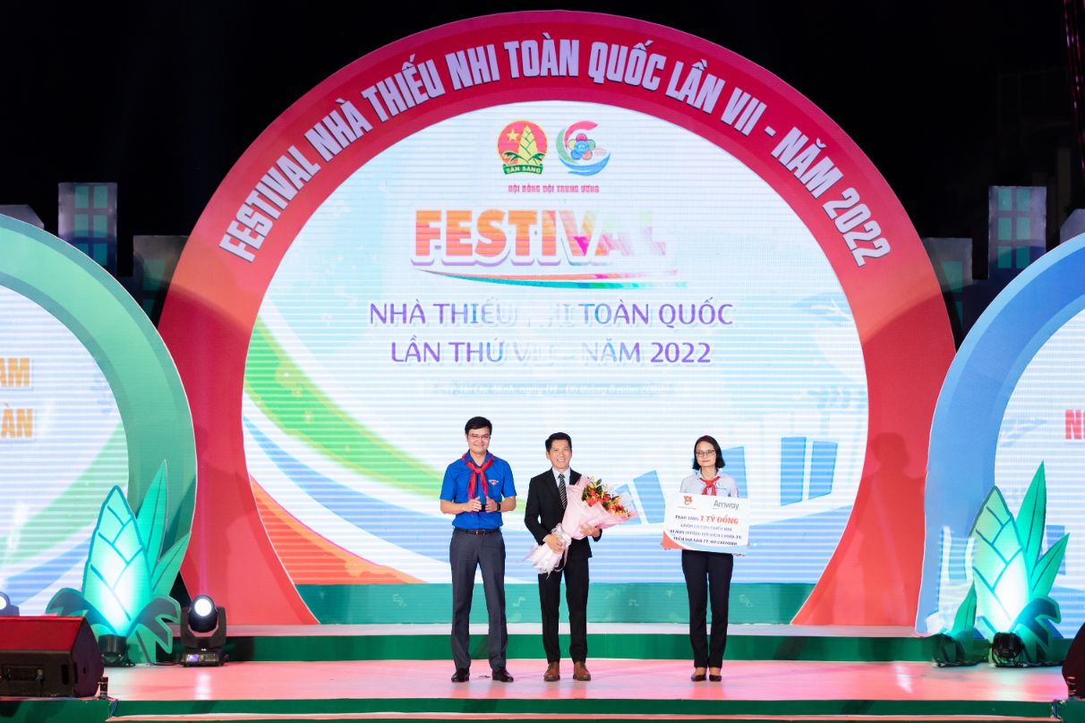 Hình 2 Amway Việt Nam trao tặng 1 tỷ đồng cho Thành Đoàn Hội đồng Đội TP.HCM . 1 Khai trương Amway Center   Khu phức hợp kinh doanh và trải nghiệm Amway tại TP.HCM