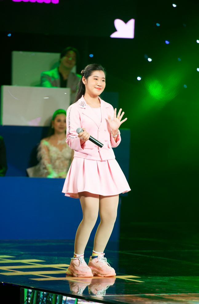 Ngọc Giàu Nguyễn Hồng Thuận mừng rỡ vì lần đầu giành chiến thắng khi chơi gameshow    