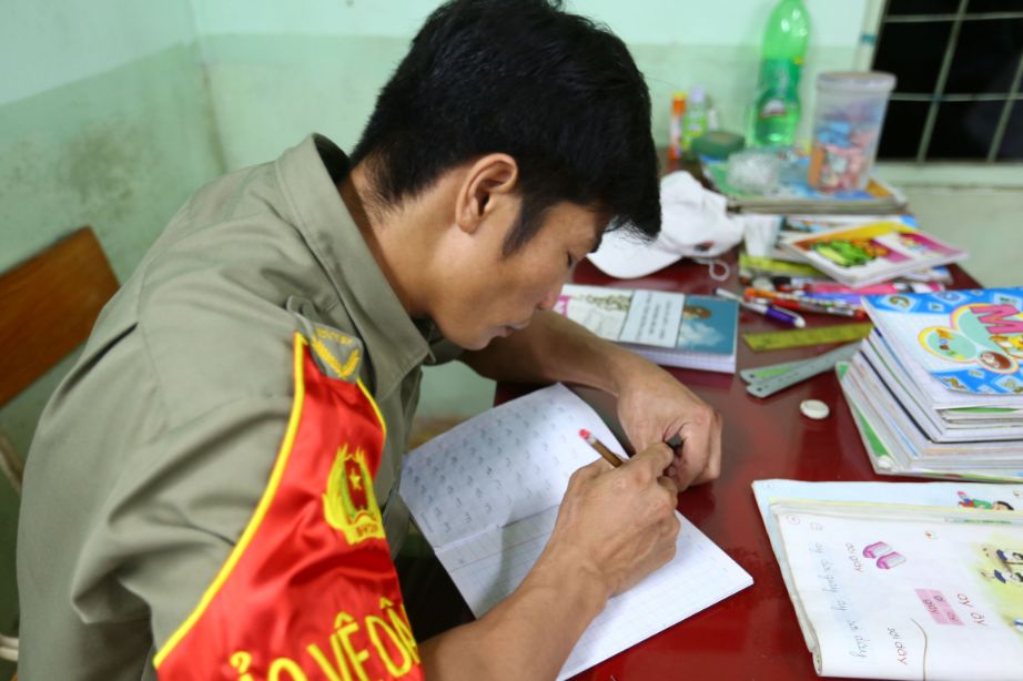 Tỷ Phú 0 Đồng 3 Xúc động câu chuyện của thầy giáo Trần Quang Thắng và lớp dạy chữ tình thương 