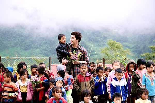 hpk4 Á vương Hoàng Phi Kha vượt 2000 cây số đến Sa Pa giúp đỡ trẻ em vùng cao