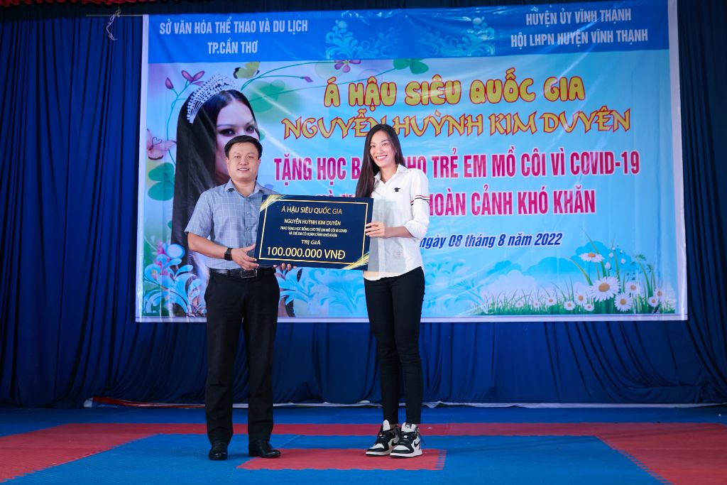 Á hậu Kim Duyên 1 Kim Duyên giản dị trao quà cho trẻ em nghèo hiếu học tại Cần Thơ