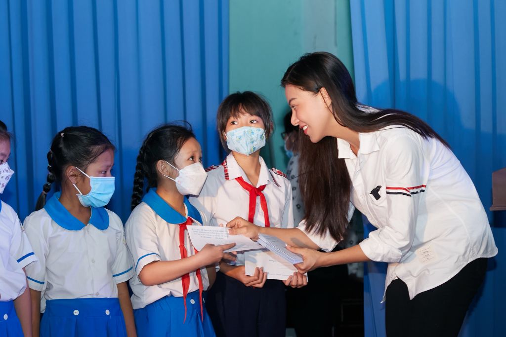Á hậu Kim Duyên 5 Kim Duyên giản dị trao quà cho trẻ em nghèo hiếu học tại Cần Thơ