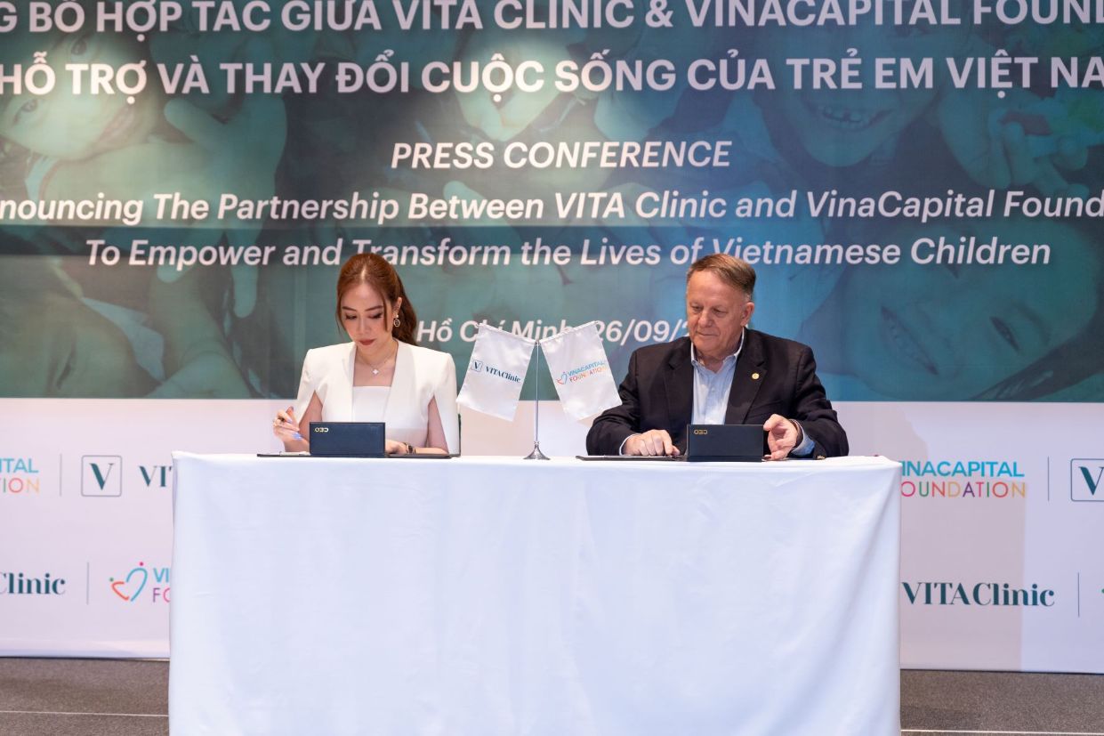 Chị Dee Trương và Ông Rad Kivette ký kết thỏa thuận hợp tác 1 VITA Clinic hợp tác cùng VinaCapital Foundation hỗ trợ và thay đổi cuộc sống của trẻ em Việt Nam