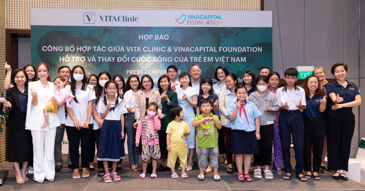 Các khách mời chụp ảnh tập thể cùng các em nhỏ tại sự kiện VITA Clinic hợp tác cùng VinaCapital Foundation hỗ trợ và thay đổi cuộc sống của trẻ em Việt Nam
